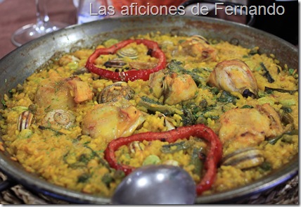 Paella de conejo y serranas