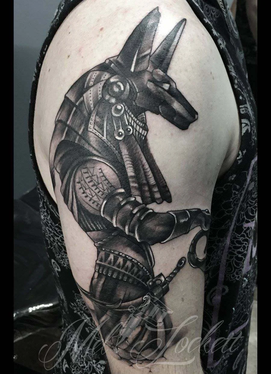 Tatuajes de Anubis en el brazo