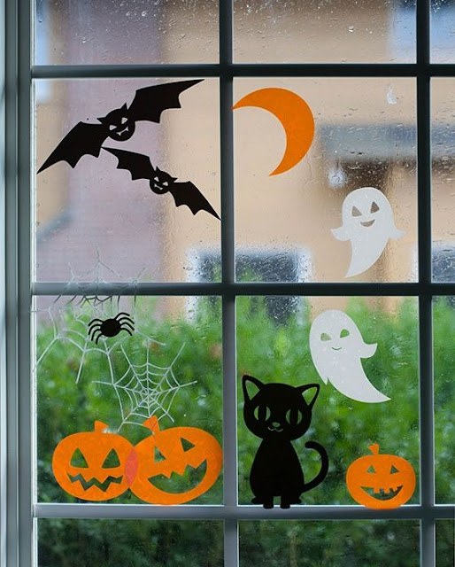 Ideias fáceis de decoração de halloween fantasmas de papel na janela