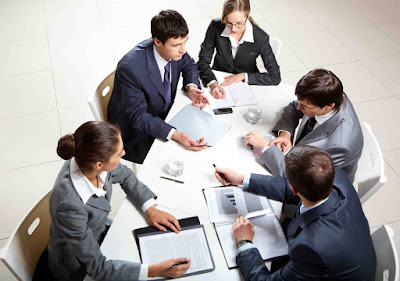 grupo de ejecutivos alrededor de una mesa en reunión