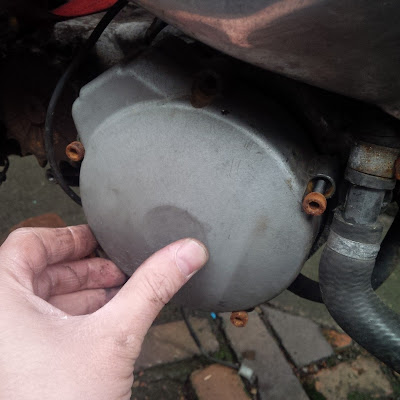 Aprilia RS 125 where to check test for wear and how to change the  Front brakes pads