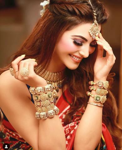 Urvashi Rautela पहनती हैं Nita Ambani से भी महँगी साडी, अभिनेत्री 58,75,500 रुपए की गुजराती पटोला साडी में आईं नज़र