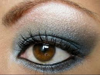 Maquillage gris yeux marrons