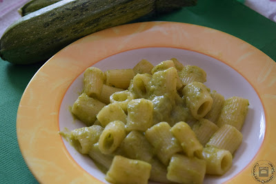 Pasta con crema di zucchine e cipolle