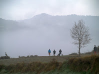 Les siluetes dels caminants enmig de la boira