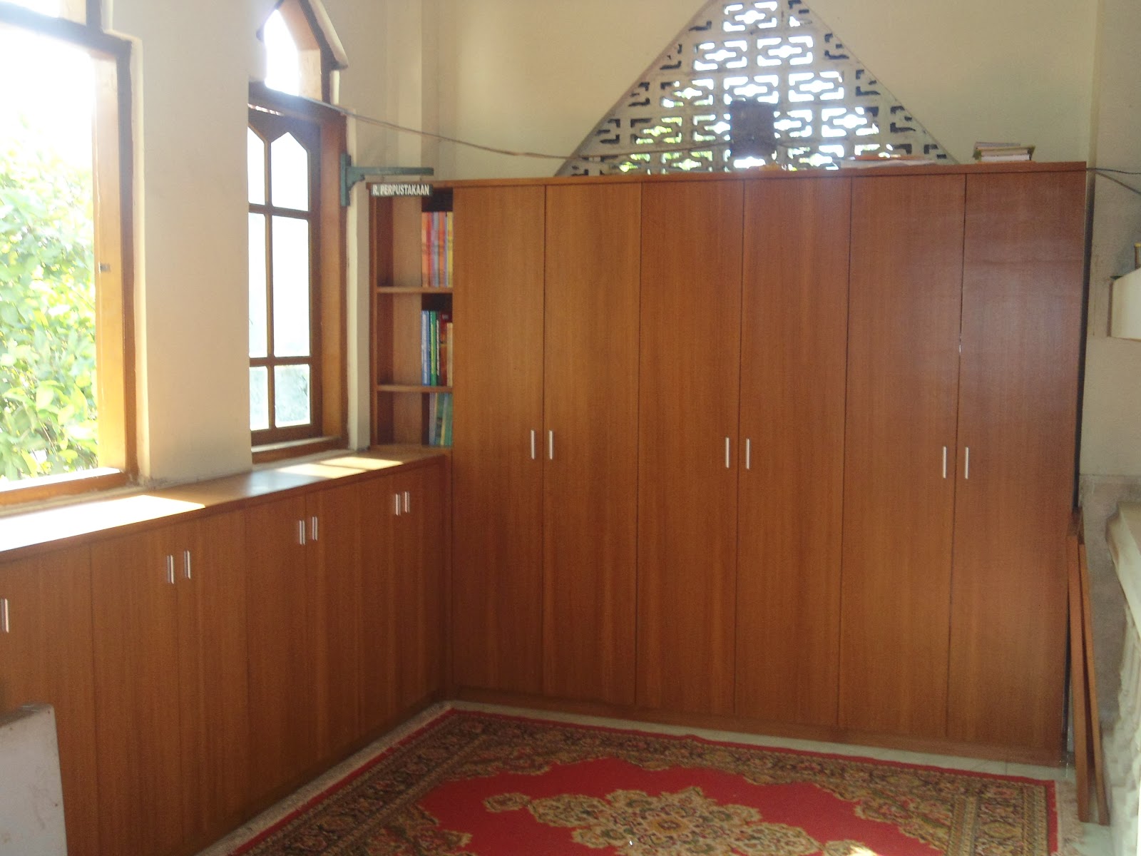 pesantren alkandiyas foto gambar lemari perpustakaan  