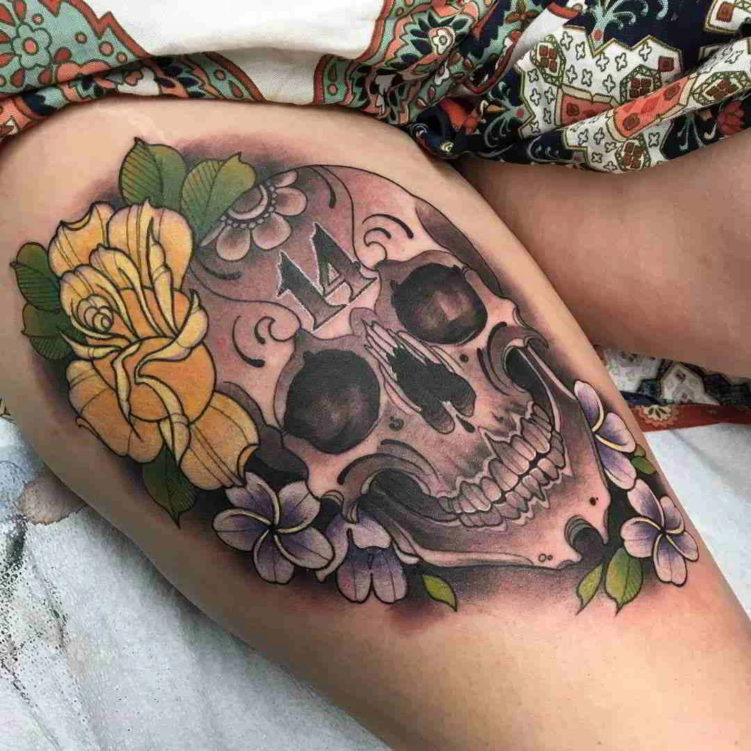 Vemos un tatuaje Neotradicional de colores vivos