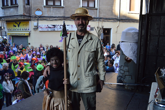 bajada de disfraces en las fiestas de Lutxana