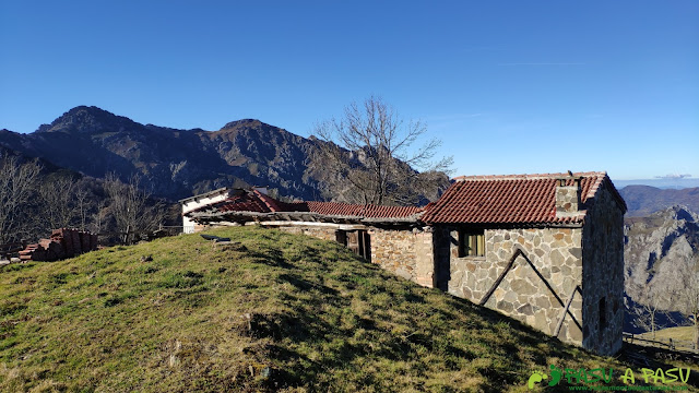 Cabañas bajo Peña Mea, desde Los Collaos