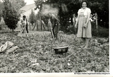 Photo ancienne noir et blanc, familles à la campagne.