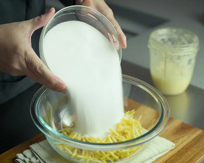 Add sugar to thinly sliced yuzu peel.