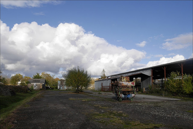 sur le terrain de l'ancienne entreprise Sébilleau les amis du Transformateur aménagent l'espace