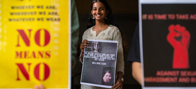 Mujeres jóvenes se pronuncian contra la violencia de género en la India.© UNICEF/Vinay Panjwani