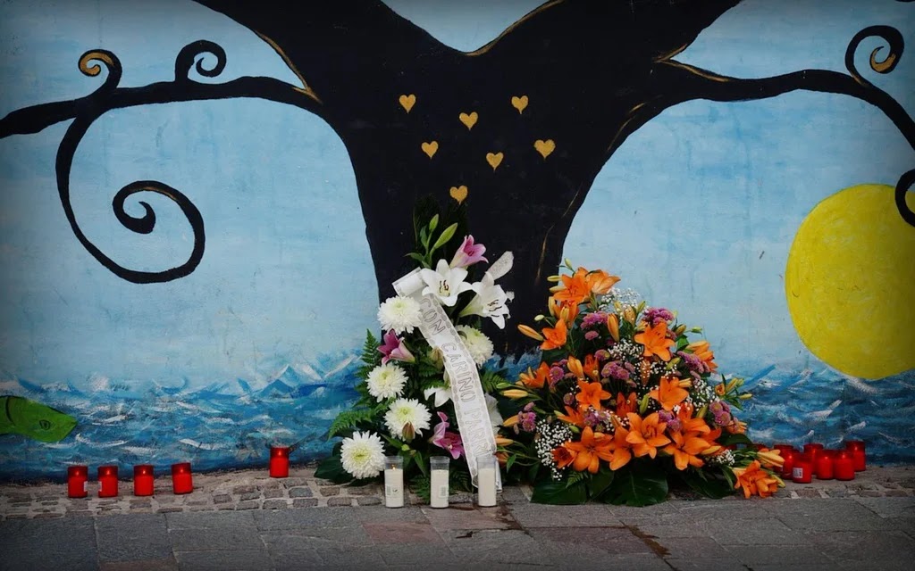 Puesta de velas y flores, frente al mural que conmemora la tragedia (Foto: Ayuntamiento de Arona).