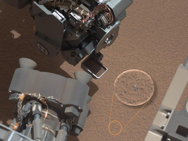 O jipe-robô Curiosity da NASA encontrou um objeto brilhante no solo de Marte