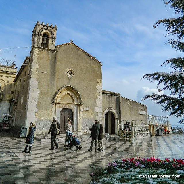 Praça do Relógio e Igreja de Sant'Agostino em Taormina na Sicília