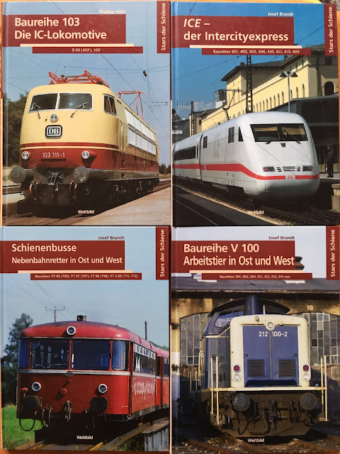 Buch "Baureihe 103 Die IC-Lokomotive" mit creme gelber Lok und rotem unteren Rand. Klassiker der E-Loks der DB. Daneben das Buch "ICE - der Intercityexpress" mit dem bekannten weißen ICE mit rotem Streifen. Unten links das Buch "Schienenbusse Nebenbahnrette in Ost und West". Das Cover ziert der bekannte rote Schienenbus. Unten rechts das Buch "Baureihe V 100 Arbeitstier in Ost und West" mit blauer Lok deren Ränder creme gelb sind vor einem alten Lokschuppfen.