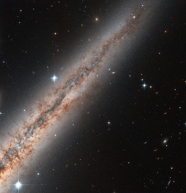 ngc-891-galaksi-menawan-dari-orientasi-sudut-pandang-edge-on-informasi-astronomi
