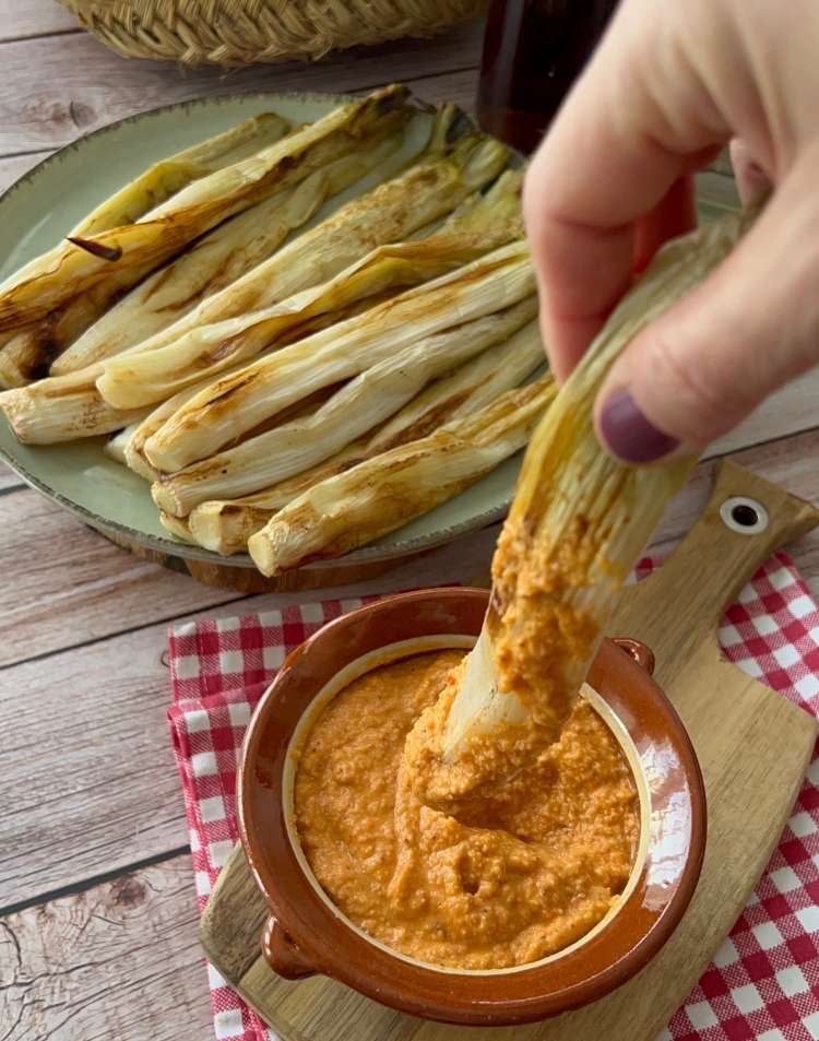 Calçots a la plancha con salsa romesco