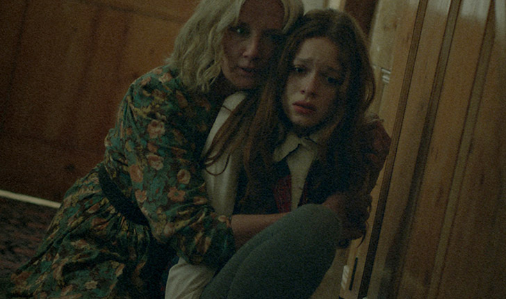 Joely Richardson e Sadie Soverall como mãe e Maisy no filme 'Frio nos Ossos', de Matthias Hoene