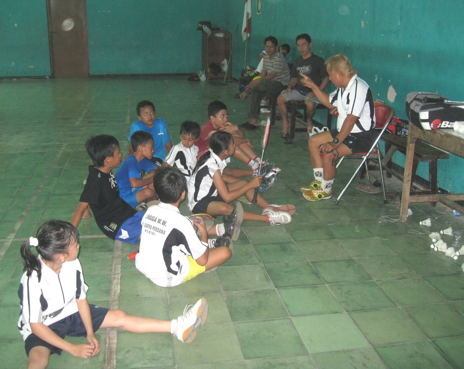 Jadi sebaiknya mulai dikenalkan sejak usia dini dengan olahraga bulutangkis sehingga seiring dengan perkembangan fisik pola pikir dan usia anak serta