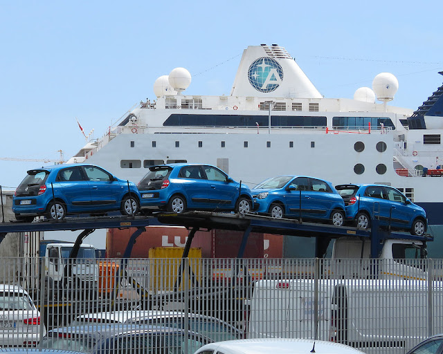 Quattro Renault Twingo su una bisarca, porto di Livorno