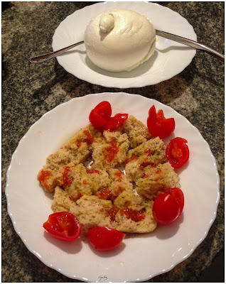 pane e pomodoro con mozzarella di bufala