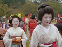 芸姑のお姉さんとともにお茶を配っていた。