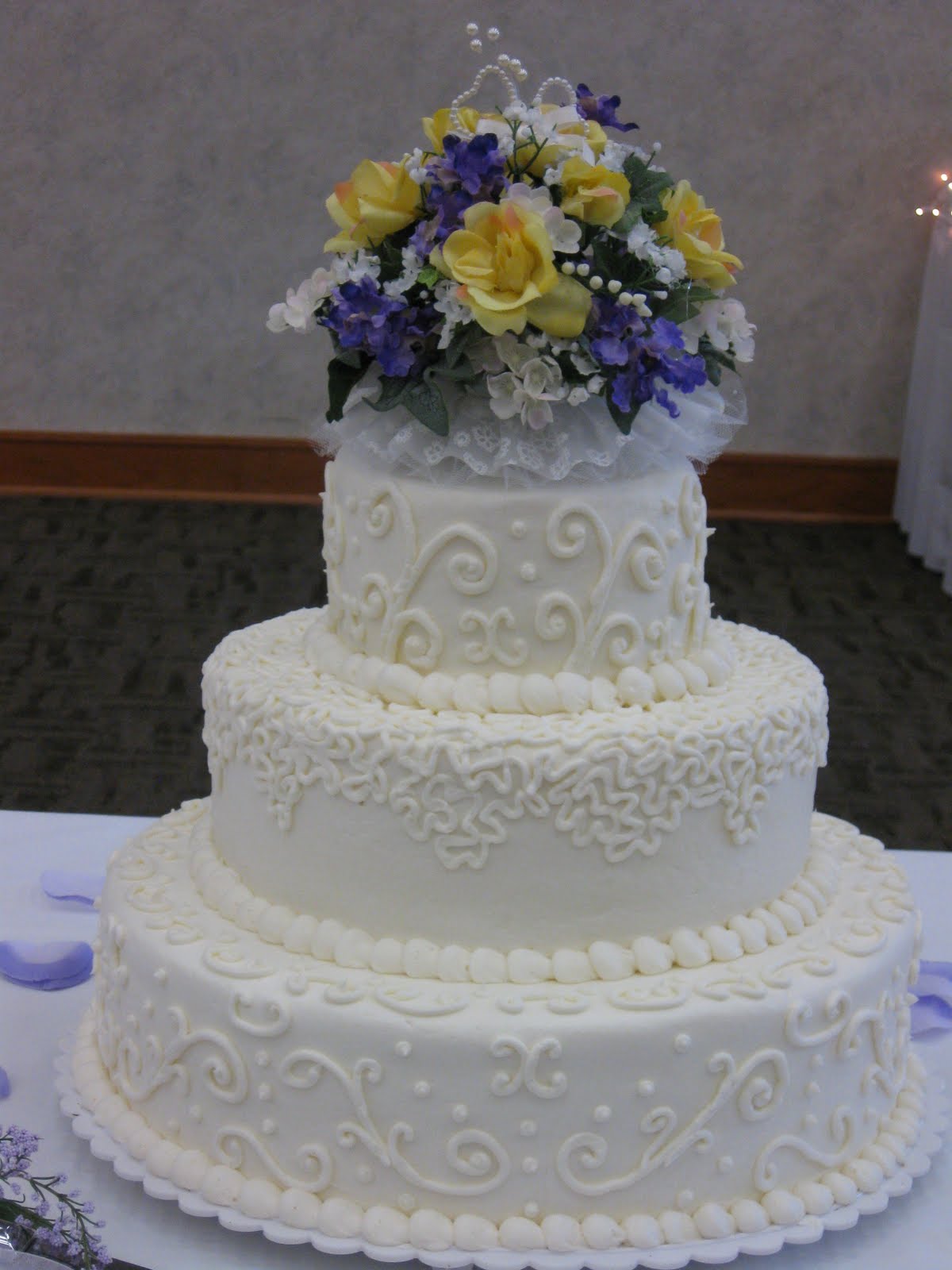 Black & white wedding cupcakes