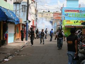 CONTIGENTE DE LA DNCD ES ATACADA A TIROS DURANTE OPERATIVO EN BARRIO CAPOTILLO DE SANTO  DOMINGO