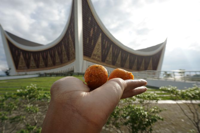 Sala Lauak di depan Masjid Raya Sumatera Barat