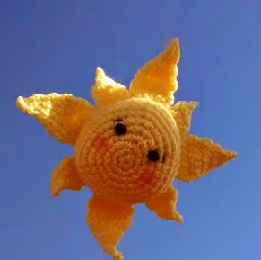 http://artefriki.blogspot.com/2014/07/sol-amigurumi-patron-gratis.html