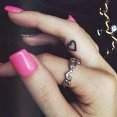 TATUAJES DE CORAZONES EN EL DEDO PARA MUJERES