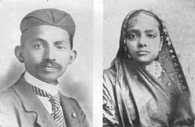 1902. Mohandas Gandhi y Kasturba. https://pinceladasdelpasado.blogspot.com/2021/01/mahatma-gandhi-el-arma-de-la-no.html