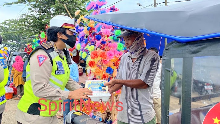 Gelar Operasi Zebra, Polres Takalar Bagi Masker dan Nasi Kotak