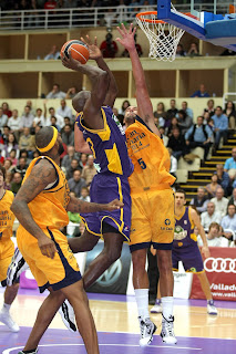 ACB PHOTO - El Gran Canaria, como Augustine en esta jugada, llegó tarde al partido