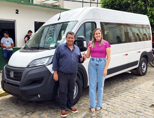 IGUARACY ENTREGA DE VAN PARA AÇÃO SOCIAL