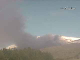 Emission de cendres du volcan Copahue vu de l'est, 20 novembre 2015