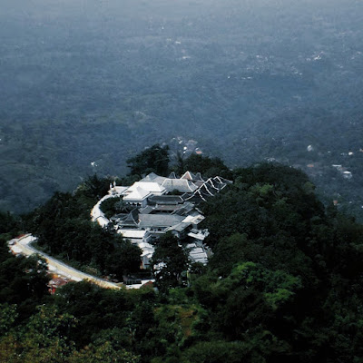 tempat wisata dikudus, wisata di kudus, menara pisang, gambar menara pisang, colo kudus, makan sunan muria, ziarah di kudus, wisata kudus