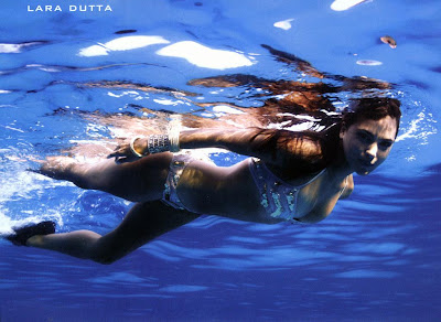 hot-sexy-indian-desi-heroine-hindi-bollywood-actress-lara-dutta-blue-film-movie-underwater-wet-drenched-soaking