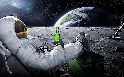 Astronauta tomando una cerveza Carlsberg en la luna