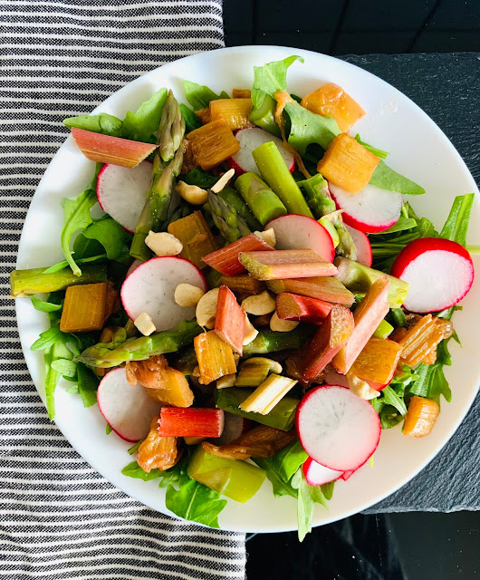 Fruchtiger Rucola-Salat mit karamellisiertem Rhabarber & grünem Spargel, Rezept, glutenfrei vegan, schnell, leicht, einfach