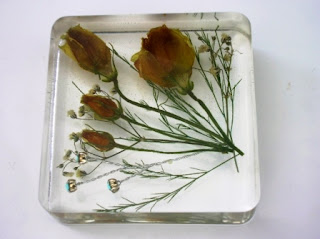 Paperweight for preserving wedding flowers