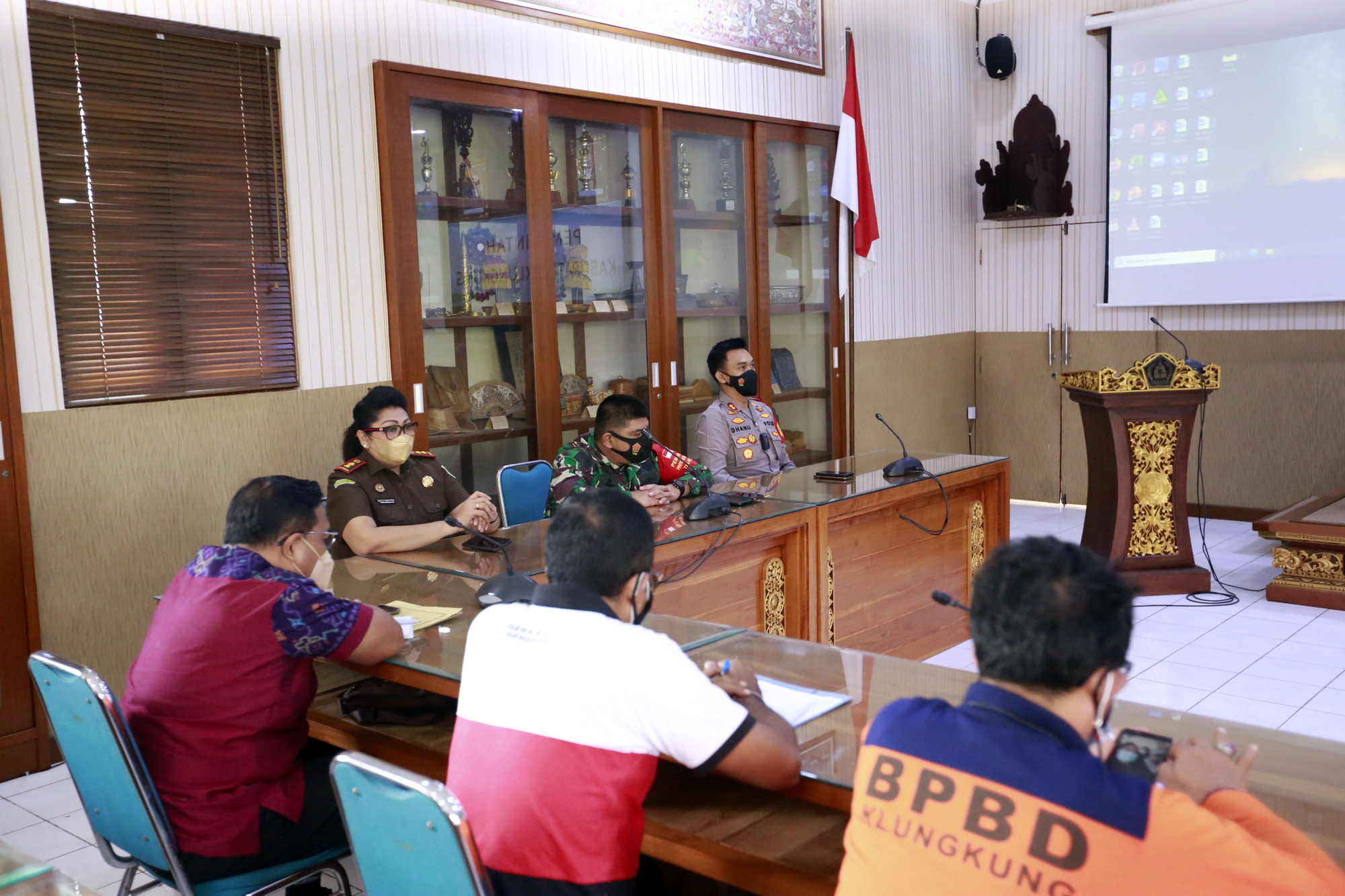   Bupati Suwirta Pimpin Rapat Penanganan Covid-19 di Kabupaten Klungkung