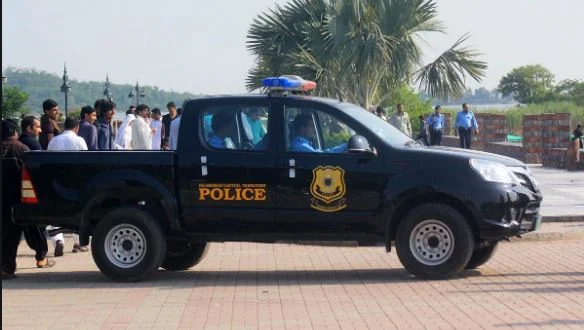 Islamabad police reunite lost teenagers