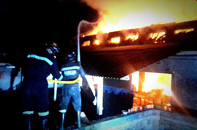 Petugas Damkar Kuningan berusaha memadamkan api pada peristiwa kebakaran pabrik bawang goreng di Desa Garawangi, Kamis (02/03/2023) dini hari tadi