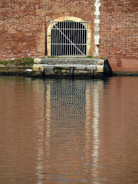 Reflected gate, Molo del Soccorso, Fortezza Vecchia, Livorno