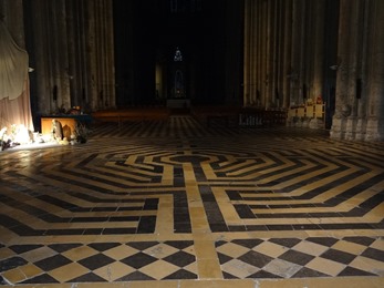 2018.01.07-035 labyrinthe dans la basilique