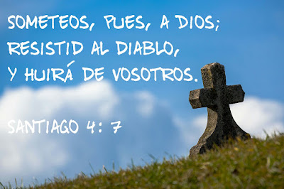 Paisaje de una cruz de piedra con texto biblico para memorizar