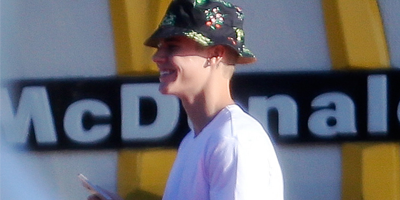 http://justinbieber-gallery.blogspot.com/2014/08/candid-12.html